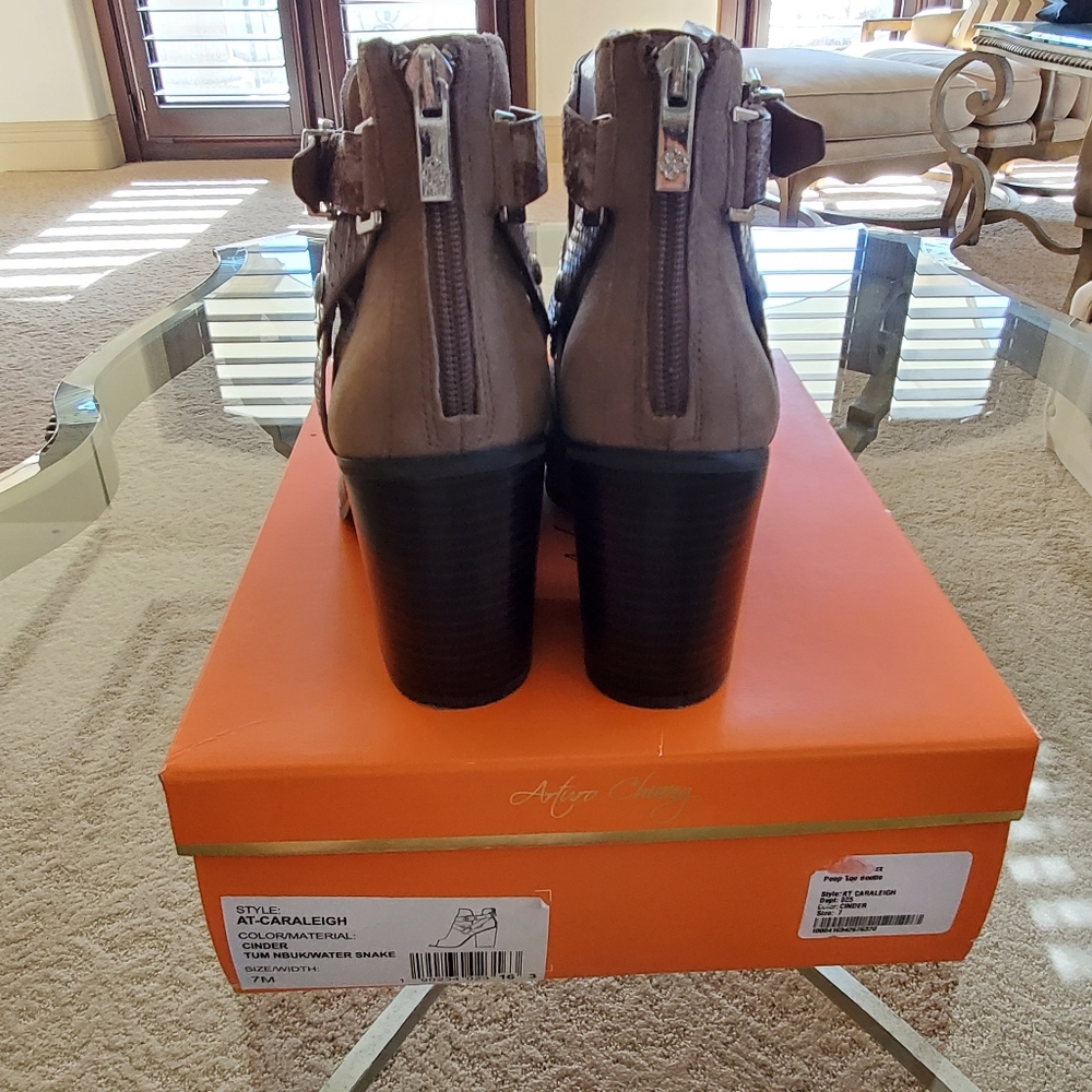 NEW BOOTIES - Picture 9 of 9